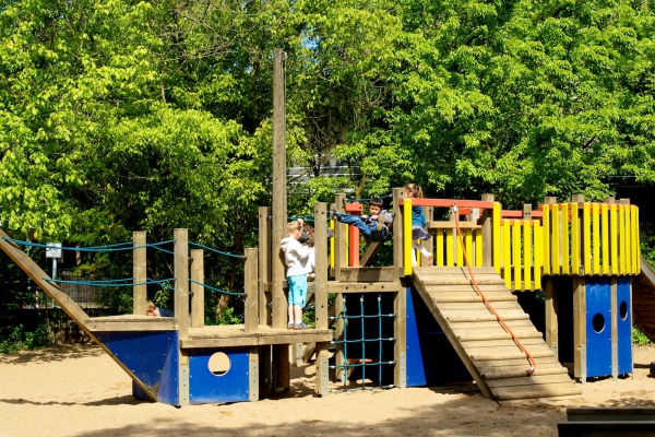 Das Spielschiff bietet viele Möglichkeiten zum Klettern, Hangeln, Rutschen Balancieren und Verstecken.