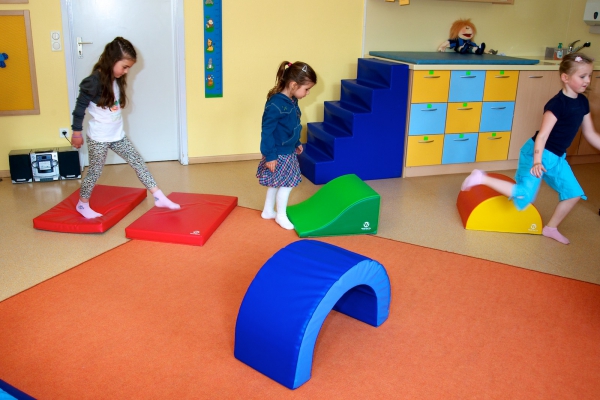 Die Kinder haben viele Möglichkeiten ihren Bewegungsdrang auszuleben.