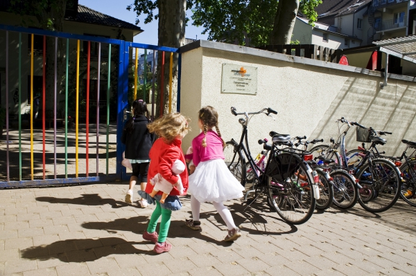 Unsere Einrichtung liegt in einem schönen Hinterhofbereich. Für Fahrräder und Kinderwagen steht ein überdachter Platz zur Verfügung.