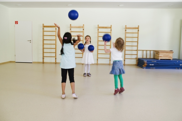 Im Bewegungsraum lernen die Kinder sich gezielt zu bewegen (Beweungsstunde) und experimentieren mit den verschiedensten Materialien.