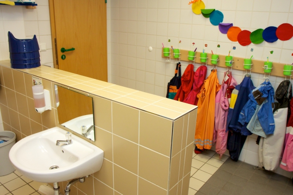 Jede Gruppe verfügt über einen separaten Waschraum mit jeweils zwei Kindertoiletten.