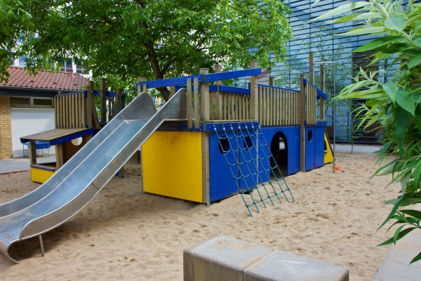 Das Klettergerüst ermöglicht den Kindern, ihre individuellen Bewegungsfähigkeiten zu entwickeln.