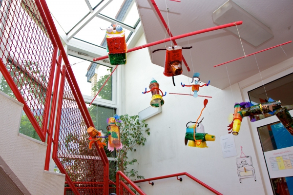 Durch das lichtdurchflutete Treppenhaus ist die erste Etage zugänglich.