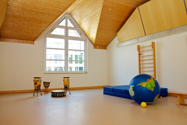 Im Mehrzweckraum finden Sport- und Musikangebote, sowie Versammlungen und Feiern statt.