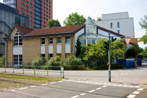 Außenansicht der Tageseinrichtung von der gegenüberliegenden Haltestelle "Stadttor".