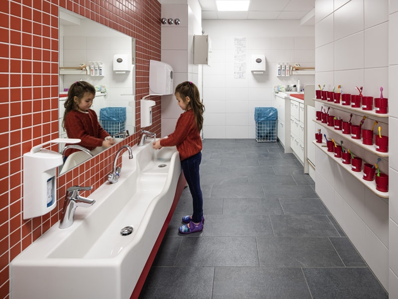 In den Waschräumen stehen uns verschiedene Wasserlandschaften zur Verfügung, die außer zum Händewaschen und Zähne putzen auch zum Experimentieren einladen.