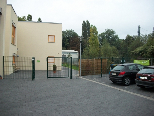 Eingang der Kindertagesstätte und Parkplätze
