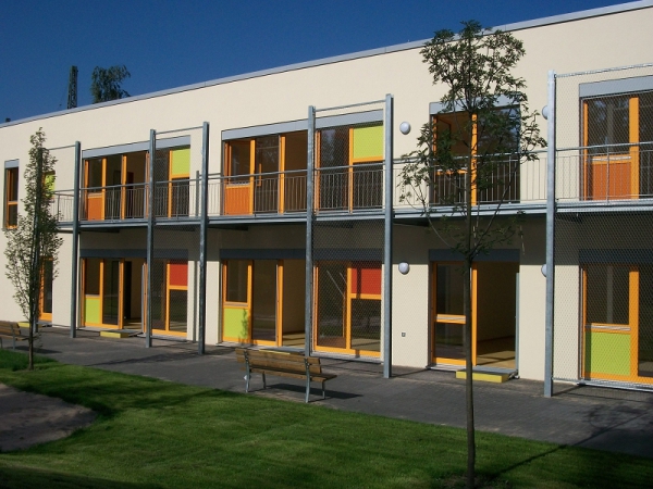 Blick vom Außengelände auf die Kindertagesstätte