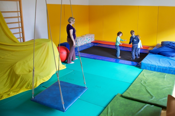 Raum für sensorische Integration
mit Bodentrampolin.