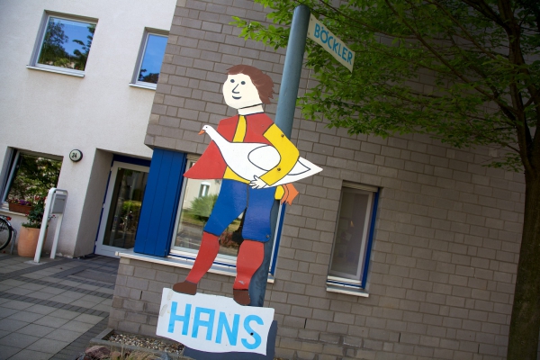 Der Hans im Glück weist von der Straße aus den Weg zur Kindertagesstätte.
