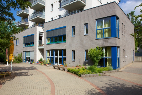Die Rückansicht der Kindertagesstätte und ein Teil des Außengeländes 
