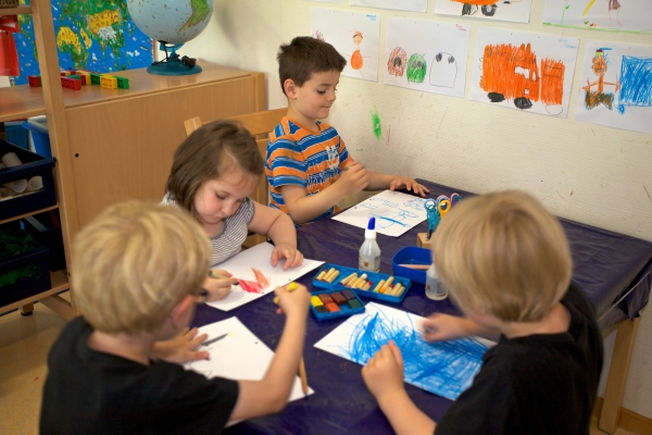 Am Maltisch experimentiern die Kinder mit verschiedenen Materialien, lernen Kunsttechniken kennen und bringen ihre Kraetivität zum Ausdruck.