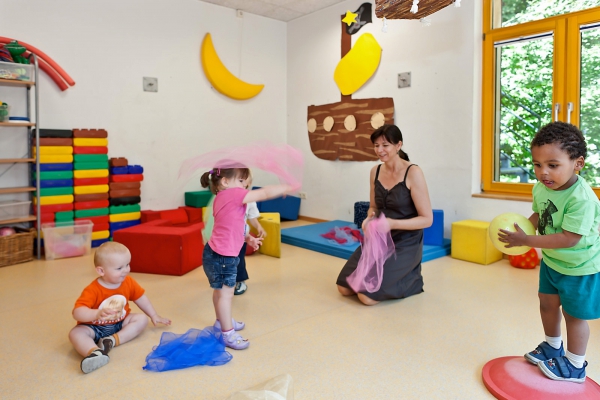 Lernen in frühester Kindheit ist vor allem Lernen durch Bewegung und Sinneswahrnehmung. Daran orientieren sich die pädagigischen Angebote und die räumliche Ausstattung unserer Familiengruppe.