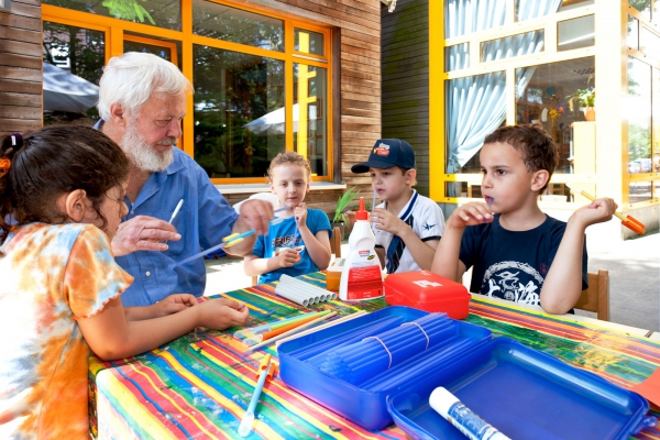 Wir arbeiten mit unterschiedlichen Fachkräften aus den Bereichen Naturwissenschaften, Sprache, Kunst und Musik zusammen, um die Kinder in ihrer Entwicklung zu unterstützen.