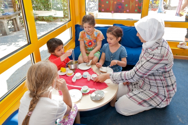 "Kaffeklatsch" im Rollenspielbereich.
Für unsere Kinder steht die spielerische Herangehensweise an alle Themen des Alltags im Vordergrund.