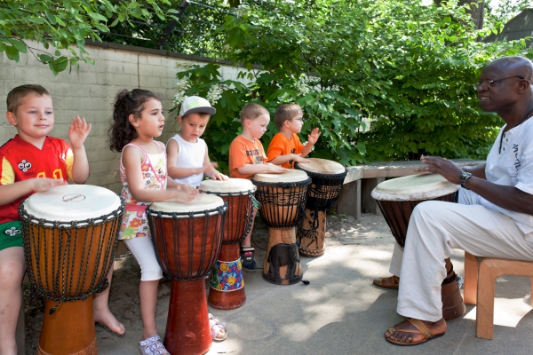Der Rhythmus der afrikanischen Trommeln ist im Sommer schon von Weitem auf dem Höherweg zu hören. Herr Kumi lädt alle Kinder zum Musizieren ein.