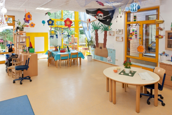 Ein Gruppenraum in unserer Einrichtung.
Die Gestaltung orientiert sich an alters- und entwicklungsspezifischen und individuellen Bedürfnissen der Kinder.