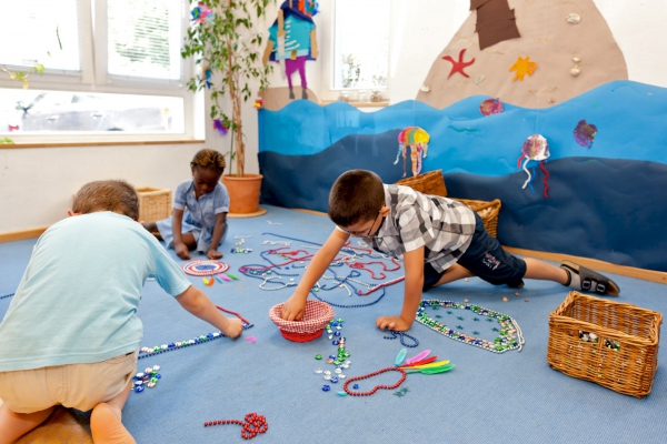 In allen unseren Gruppen stehen den Kindern zahlreiche unterschiedlichste Materialien zur kreativen Gestaltung zur Verfügung. 