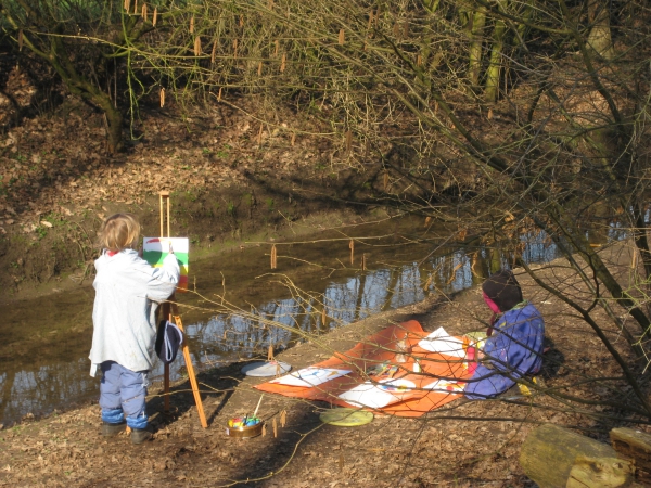 Unser Atelier ist natürlich draußen. Für jedes Angebot findet sich im Wald der richtige Platz.