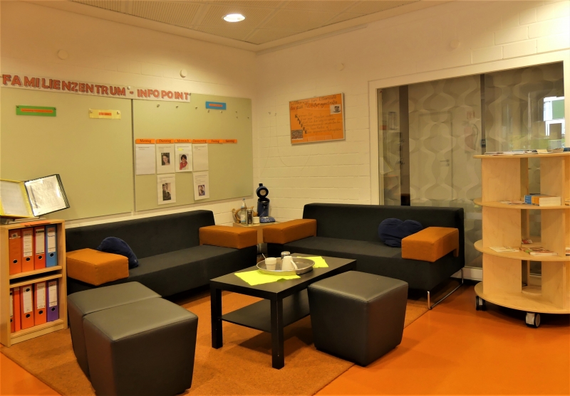 Das Café des städtischen Familienzentrums im Eingangsbereich, lädt zum Verweilen ein. Hier können Sie sich auch zu den aktuellen Angeboten des städtischen Familienzentrums informieren.