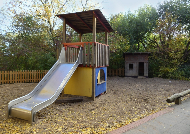 Außengelände "Sandanlage" mit Rutsche und viel Platz zum Rennen, im Sand graben und Toben. 