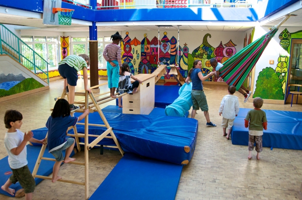 Besonders viel Herausforderungen meistern die Kinder beim Bewegungsangebot im großen Saal