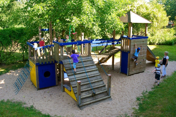Klettern und Entdecken , unser großes Außengelände bietet den Kindern zahlreiche Möglichkeiten