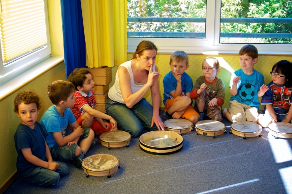 Musik erleben mit allen Sinnen können unsere Kinder beim Musikprojekt mit der Clara Schumann Musikschule
