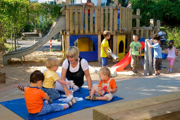 Auch für die Kinder der Familiengruppe gibt es auf dem Außengelände spannende Angebote