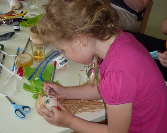 Bei der Stockpuppenherstellung
