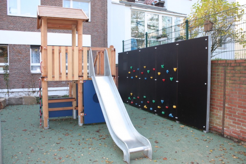 Der Kletterturm mit Rutsche und die Bolderwand