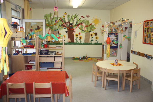 Im Gruppenraum 2 befindet sich außerdem unser Frühstückstisch mit der Kinderküche und eine situativ genutzer Themenbereich