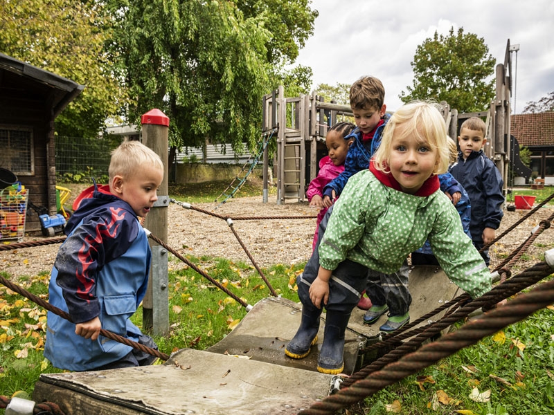 Die Wackelbrücke im Außengelände wird gerne von den Kinder genutzt. Dabei wird der Gleichgewichtssinn auf spielerische Art gefördert.