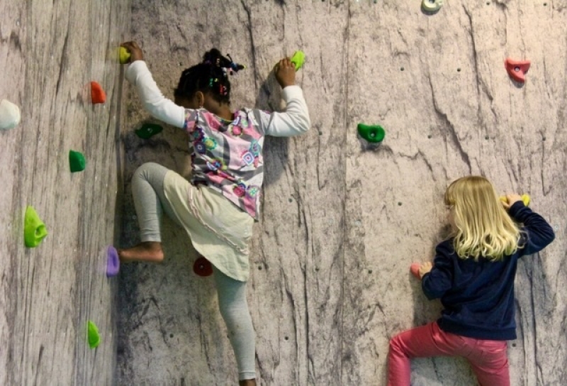 An der Kletterwand bis ganz noch oben...
