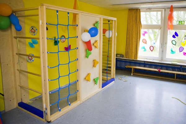Turnraum der gesamten Einrichtung, mit ausklappbarer Kletterwand.
