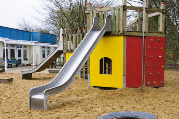 Unsere 2009 erneuerte Spiellandschaft, mit Kletterwand und Rutschstange.