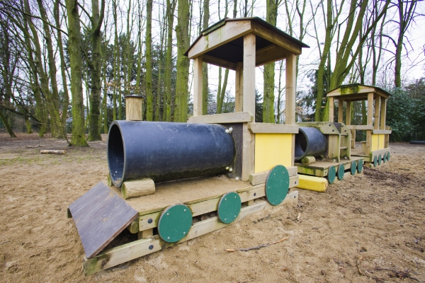 Eisenbahn Spiel- und Klettermöglichkeit für die Kleinen.
