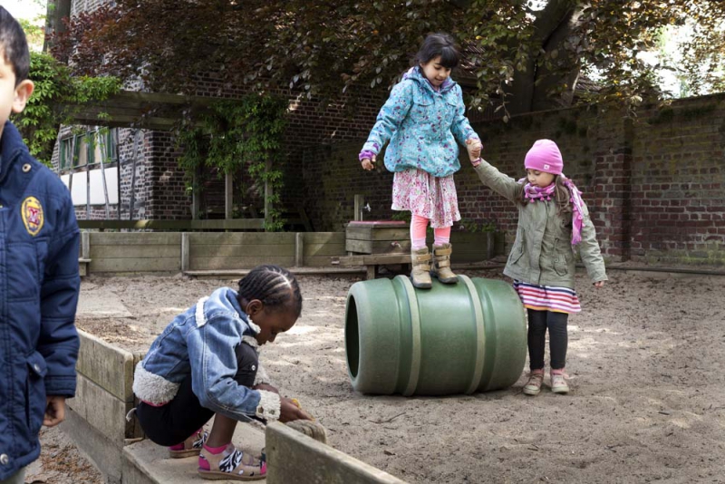 Kinder können nie genug Bewegung bekommen. Manche werden beim Spiel im Garten richtige Zirkusartisten!