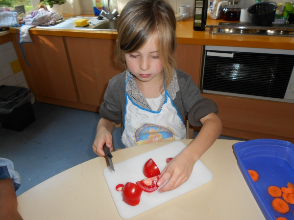 Mit den Kindern bereiten wir regelmäßig einen kleinen Snack vor, hier gibt es einen leckeren und gesunden Konfettisalat.