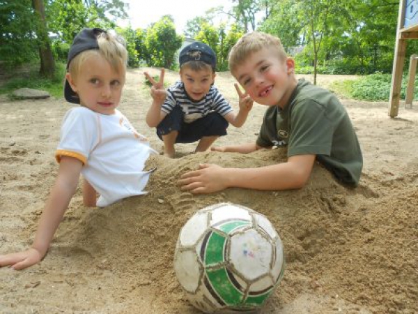 Unsere Beine sind verschwunden - Auf dem Außengelände können die Kinder fast bis zum Südpol buddeln und sich dann noch in dem Loch verstecken.