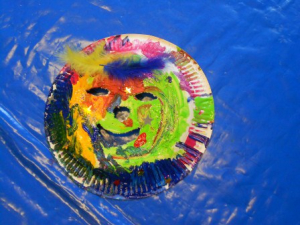 Die Kinder probieren und experimentieren auf kreative Weise mit den unterschiedlichen Materialien und Techniken und erschaffen fantasievolle Kunstwerke.