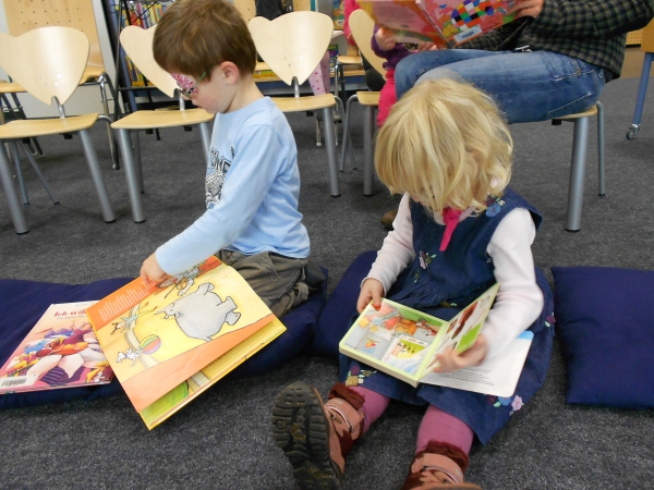 Mit Büchern verzaubern - Bilderbücher, Märchen und Geschichten gehören schon für die Kleinsten zum Alltag.