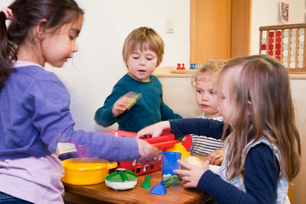 "Herzlich Willkommen im kleinen Bistro", im Rollenspiel schlüpfen Kinder in andere Rollen und spielen die Welt der "Großen" nach.