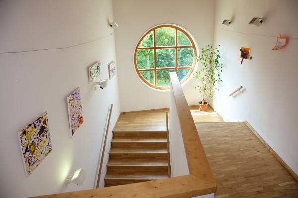 Unsere Räumlichkeiten- der Treppenaufgang in die obere Etage