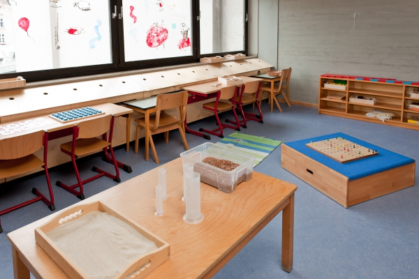 In der Burg haben die Kinder während des Freispiels die Möglichkeit sich auf das Montessorimaterial einzulassen. 