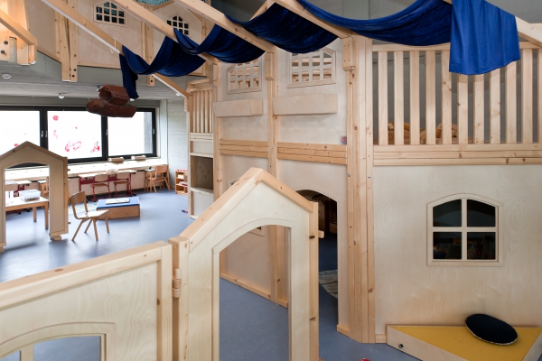 In der Burg sind unterschiedliche Spielbereiche für die Kinder eingerichtet, in denen sie sich zurückziehen können;z.B. die  Leseecke, der Rollenspielbereich und die Kuschelecke 