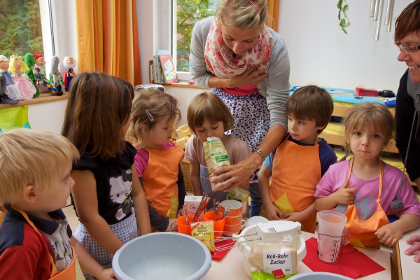 "Unsere Koch AG": alle dreijährigen Kinder des Hauses treffen sich einmal in der Woche. Hier wird gekocht, gegessen und viel über eine gesunde Ernährung erfahren.