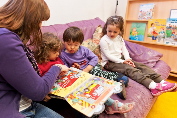 Bilderbücher und Geschichten kommen bei uns oft zum Einsatz. Unterstützt werden wir auch von 2 ehrenamtlichen Vorlesepatinen
