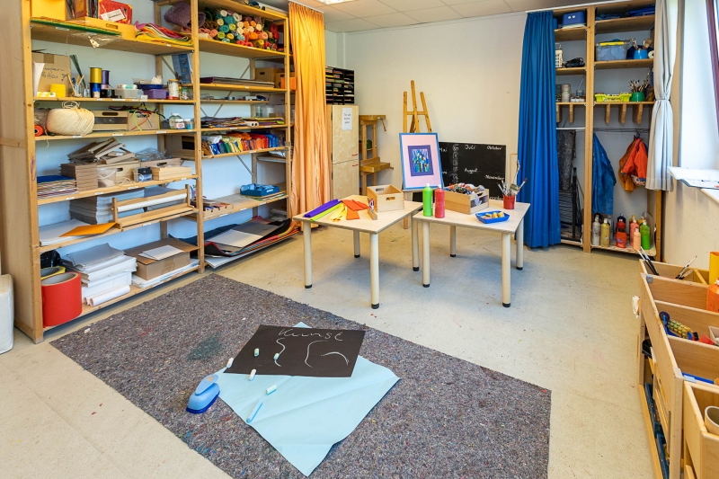 Atelier: Malen, Basteln und Gestalten, Formen, Kneten, sowie Kleben, Kleistern und Schneiden sind einige der Angebote in diesem kreativen Raum.