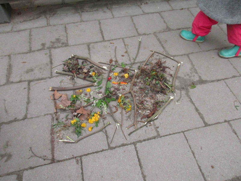 Kinder gestalten aus Naturmaterialien Kunstwerke.